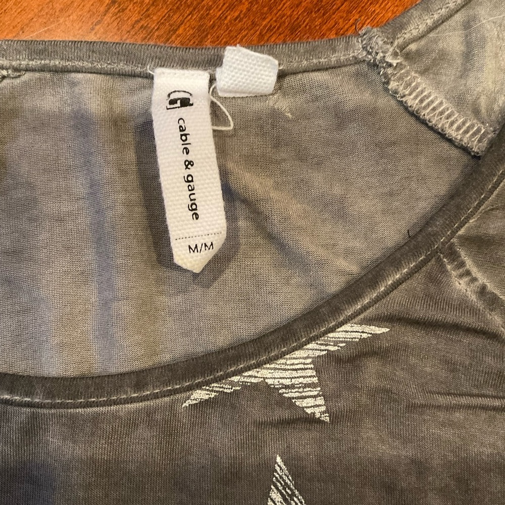 Cable & Gage lightweight, Semi Sheer Top, grey with white stars, short sleeves - Picture 4 of 8
